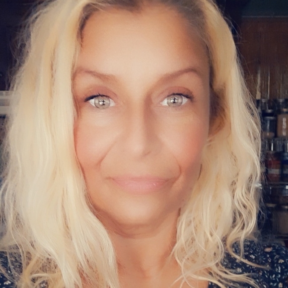 Meet your Posher, Lynn - Picture 2 of 2